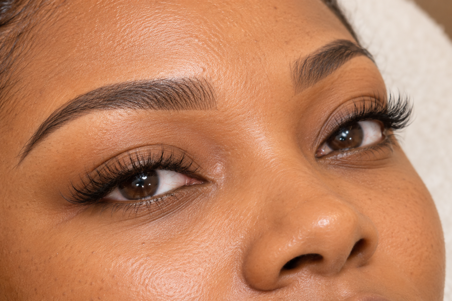 AI-generated close-up illustrating hybrid style eyelash extensions